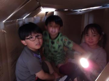 段ボールハウスに屋根を付けて真っ暗にして遊ぶ様子