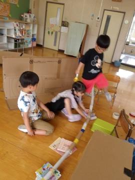 室内で幼児同士で相談しながら製作する様子