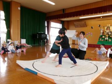 園児が相撲をしている