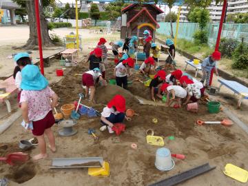 砂場で遊んでいる子供たち
