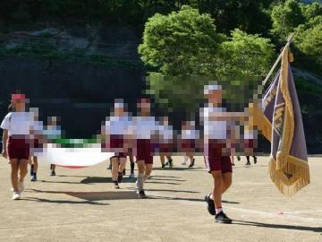 入場する児童の様子