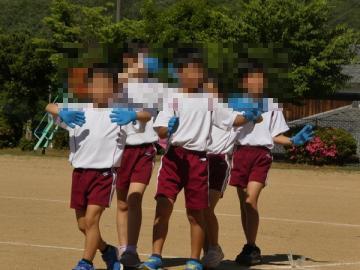 ダンスを披露する低学年児童