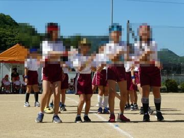 ダンスの後ポーズを決める中学年児童