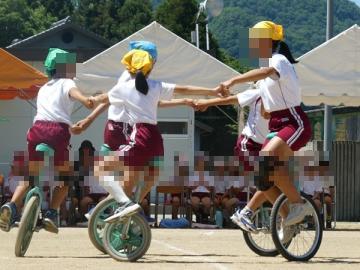 一輪車演技を披露する高学年児童
