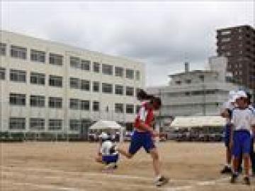 女子4×100メートルリレーでゴールする選手の様子