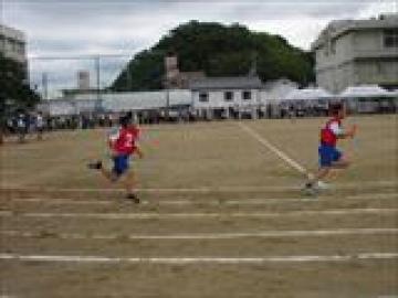 男子5×200メートルリレーを走る選手たちの様子