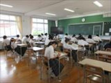 中間考査に臨む1組の生徒の様子