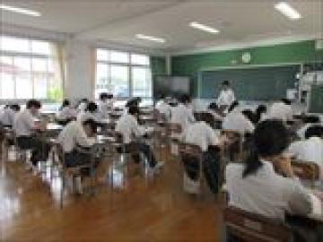 中間考査に臨む2組の生徒の様子