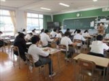 中間考査に臨む3組の生徒の様子