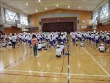 体育館で体育大会の練習をする生徒たちの様子