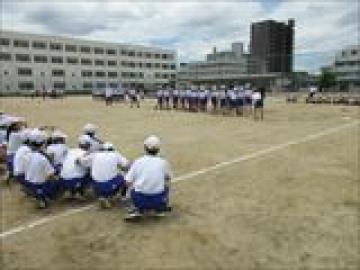 長縄跳びの練習をする生徒たちの様子