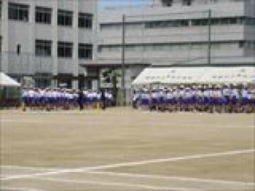 入場行進をする生徒たちの様子