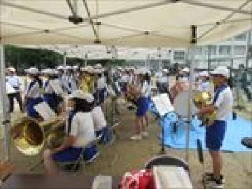 行進曲を演奏する吹奏楽部の生徒の様子
