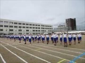 ラジオ体操をする生徒たちの様子