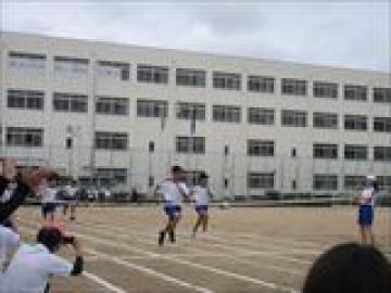 男子100メートル走の選手がゴールする様子