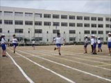 男子200メートル走の選手がゴールをする様子
