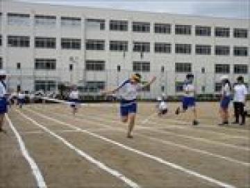 女子200メートル走の選手がゴールをする様子
