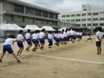 生徒会演技の長縄跳びをする生徒たちの様子