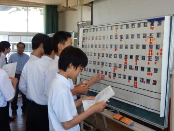 興味関心のある写真にシールを張る様子1
