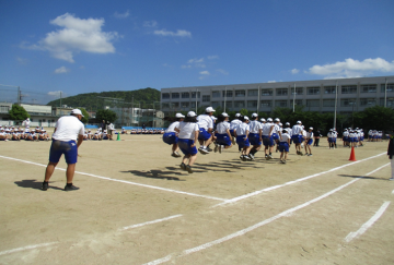 生徒会演技の長縄で生徒たちが連続して跳んでいる様子