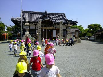 恵美酒宮神社にお参りしている様子