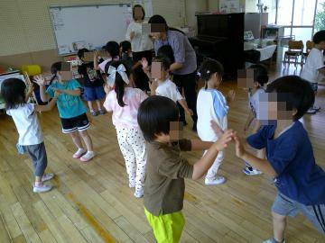わらべうた遊びで手合わせをしている様子