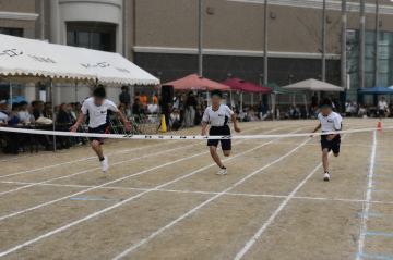 合同運動会での徒競走でのゴールの瞬間です。
