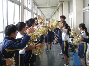 廊下でダンスを練習する生徒たちの様子