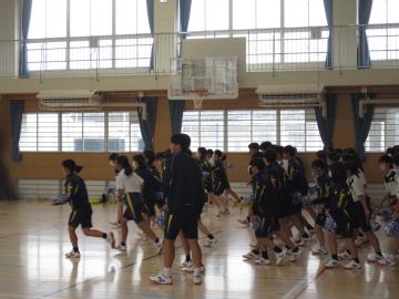 体育館でダンスの練習に取り組む生徒の様子