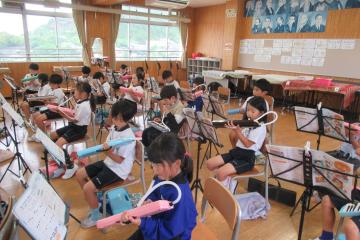 2年生が音楽室で鍵盤ハーモニカを各自練習している様子