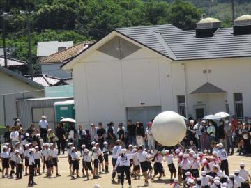 白組も負けじと協力して大玉を送っています。