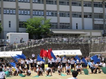 フラッグを使って演技をしているところです。