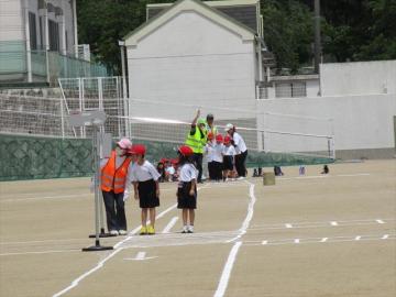 信号機のある横断歩道を渡る練習をしているところ