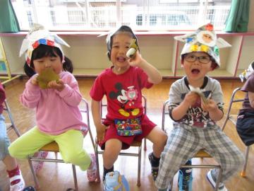 4歳児が柏餅を食べている様子