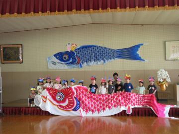 3歳児がこいのぼりと写真を撮っている様子