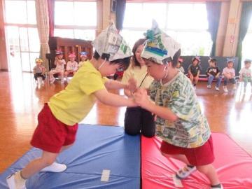 相撲をとっている様子