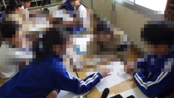 5年生A班が算数の授業で話し合いながら学習している様子