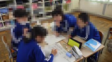 5年生B班が、算数の授業でボードに考え方、式を書いている様子