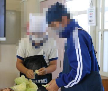 6年生がA班が、野菜を切っている様子