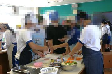 6年生B班が、野菜を切ったり準備している様子