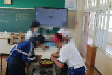 6年生C班が、野菜を炒めている様子