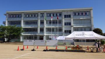 校舎とスポーツフェスティバルのために設営されたテント