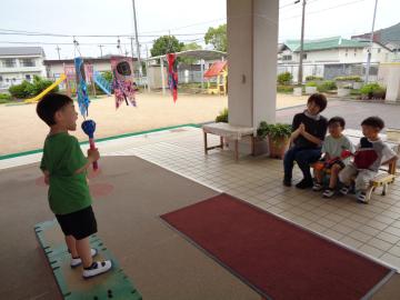 子どもが一人でカラオケしている様子