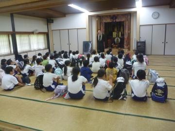 4年生児童が施設内で住職さんの話を聞いている様子