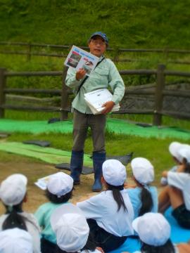 職員の方が準備してくださった資料に注目している3年生の様子
