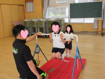 鉄棒をしている写真