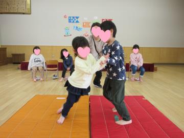 相撲をしている写真