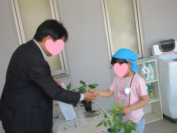 野菜を買っている写真