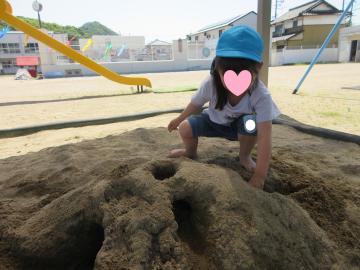 砂場で遊んでいる写真