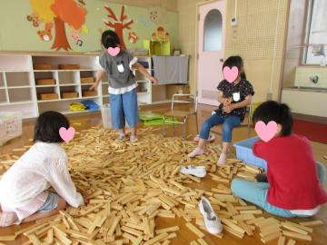 積木が崩れた写真